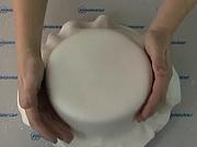 Potahování dortu hmotou - Jak  potáhnout dort marcipánem.
