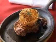 Grilovaný hovězí steak - recept na grilovaný steak na prskajícím talíři s bramborovou fantazií