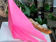 Slávnostní rúžový vějiř - jak  poskládat ubrousek do tvaru vějíře
