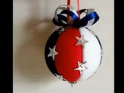 Bílo-modro-červenou vánoční kouli s hvězdami