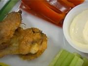 Kuřecí křidélka - recept na křupavé kuřecí křidélka se sýrovým dipem