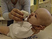 Odsávání hlenů u novorozenců - Jak odsávat hleny miminku