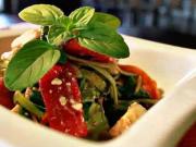 Zeleninový salát - recept na salát z čerstvé zeleniny s pečenými paprikami a selským sýrem