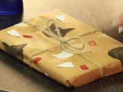 Jak zabalit dárek - Jak si vyrobit balicí papír ozdobený razítky