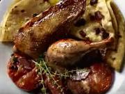 Pečená kachna s domácími plackamy - recept na pečenou kachnu  se Schwarzwaldskou šunkou,rajčaty a domácí placky