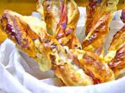 Slané tyčinky z listového těsta plněné šunkou a sýrem - recept na party tyčinky