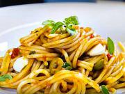 Italské špagety s rajčatově-olivovou omáčkou - recept