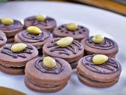 Kakaové cukroví zdobené čokoládou s mandlemi - recept
