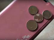 Pozor na mince přichycené na obalu telefonu