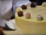 Sváteční dort s pralinkami - recept na dort s bílou čokoládou a pralinkami